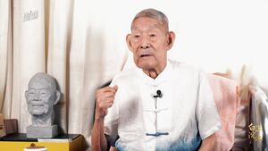 今年8月，作家徐光耀迎来他的百岁生日。过去了八十多年，这位百岁老人依旧能想起，那些战火纷飞的日子，以及创作《小兵张嘎》的种种细节。我们一起寻找嘎子，寻找这个抗战中永不磨灭的民族精灵。@河北长城网#山河见证